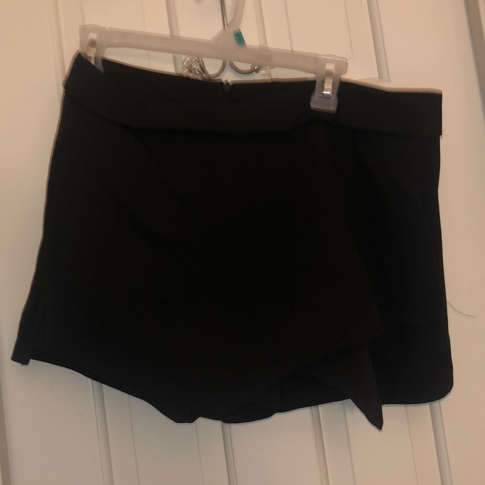 Black skort